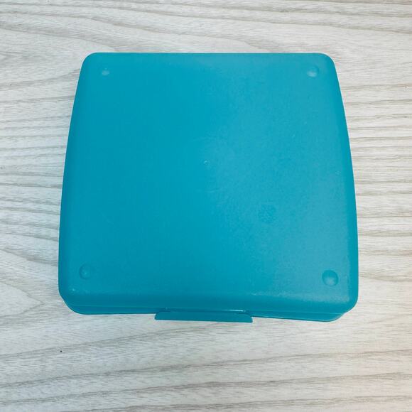 Tupperware Sandwich Keeper Square Aqua Blue Reusable Microwave Dishwasher Safe - Picture 2 of 4